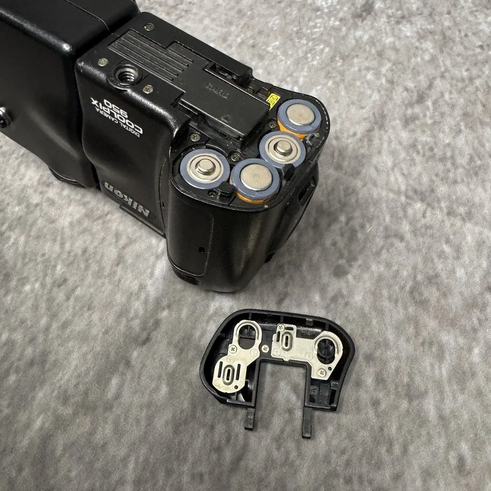 Nikon Coolpix 950 Digital Camera Working With Broken Battery Door Missing Pad